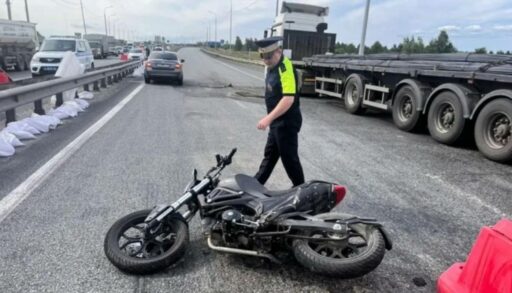 На трассе под Екатеринбургом разбился тюменский мотоциклист
