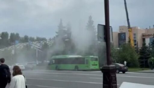 В центре Тюмени внезапно задымился автобус с пассажирами