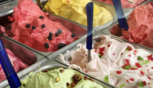 мороженое на прилавке в магазине