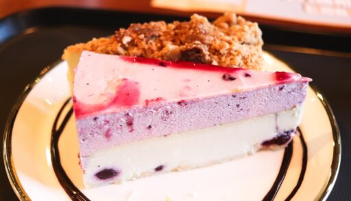 нежный торт суфле на тарелке