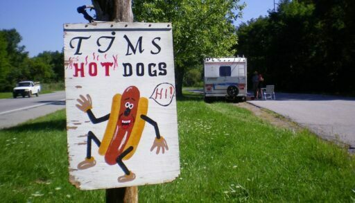 указатель на лавку с френч-догами