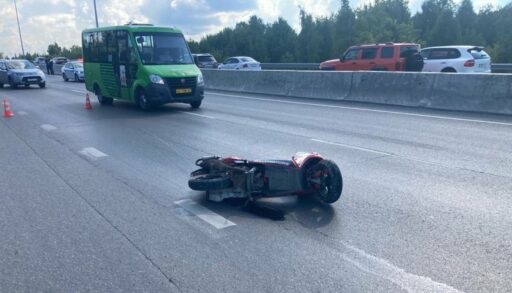 На окружной дороге Тюмени погиб скутерист