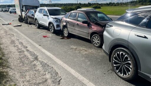 Под Тюменью произошло массовое ДТП с участием пяти машин