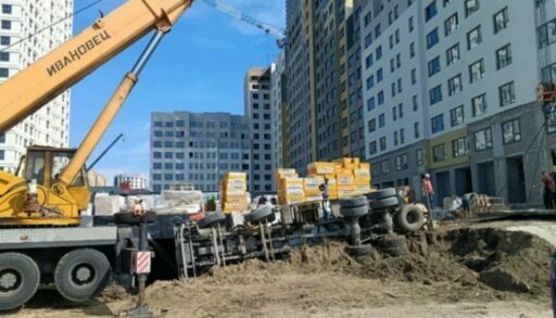 В Тюмени на стройплощадке перевернулась бетономешалка