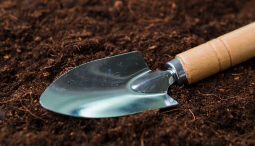 лопата на земле