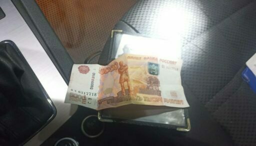 Тюменец с просроченными документами на машину попытался дать взятку полицейскому