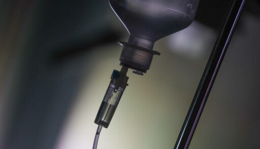 Ребенок, спасенный в Тюмени из-под завала в гараже, находится в больнице