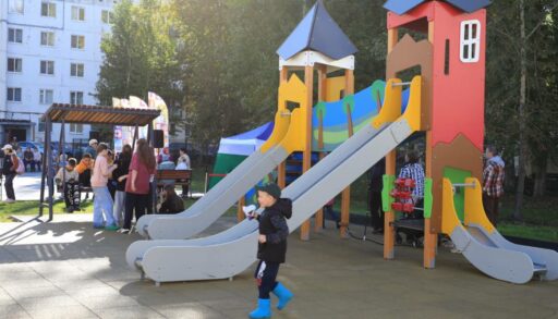 В Малом Тараскуле глава Тюмени и депутат Гордумы открыли в День знаний обновленный двор