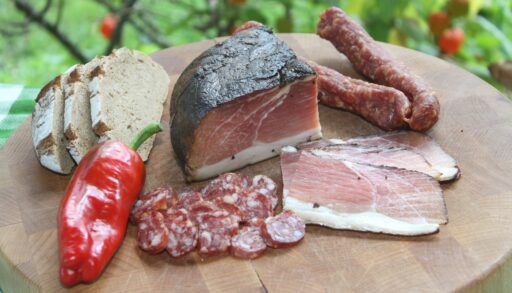 Еда бекон с салом и колбасой на столе