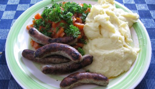 картофельное пюре с купатами и овощами