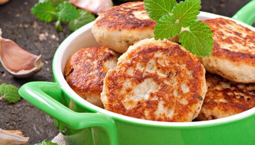 Котлеты в зеленой кастрюле