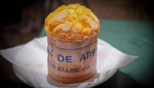 маффин на тарелке