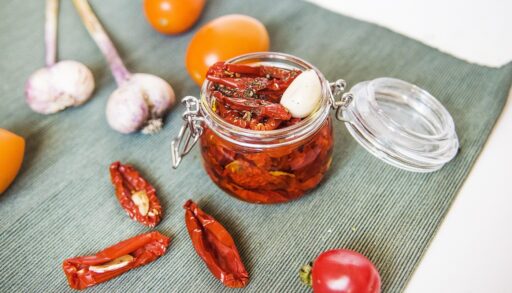 вяленые томаты в банке на столе