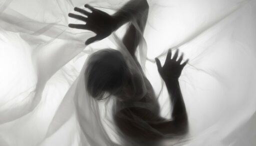 фигура в прозрачном одеянии