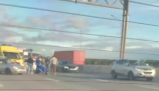 В Тюмени возле ТЦ "Остров" мотоциклист попал в жесткое ДТП