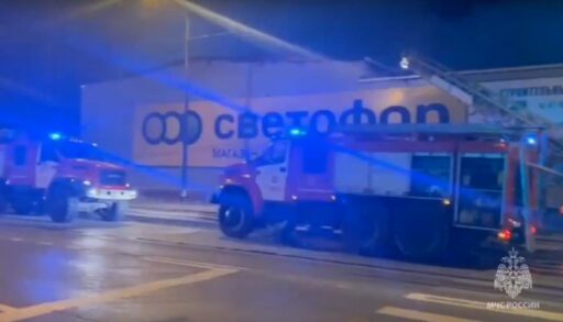 В Тюмени сегодня загорелся склад магазина "Светофор"