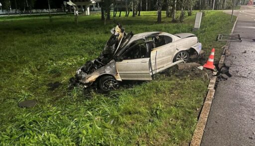 В Тюмени автомобиль "Ягуар" влетел в ограждение и загорелся