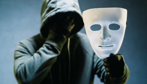 мужчина держит маску