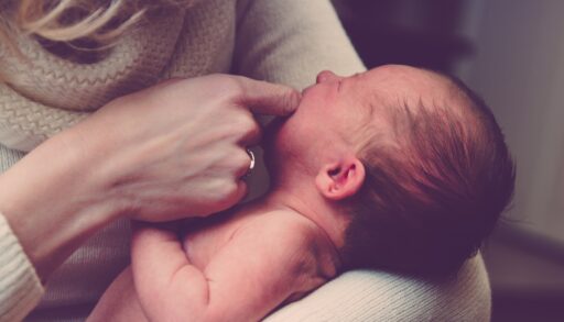 Новорожденный ребенок на руках у матери