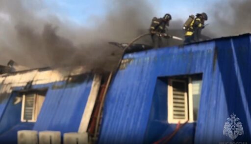 В тюменской Зареке горело здание автоцентра