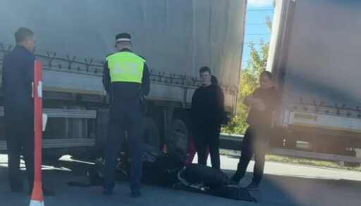 Чудом остался жив! В Тюмени мотоциклист залетел под фуру