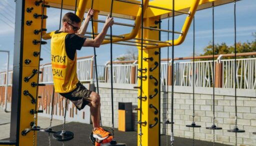 На левом берегу Туры открыли современную спортплощадку