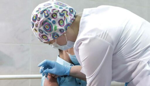 Прививку от гриппа уже поставили около 240 тысяч тюменцев