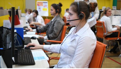 По новым оценкам в школе тюменцам ответят по "горячему телефону"