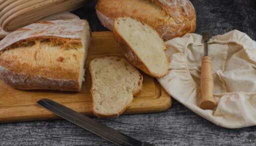 хлеб лежит на столе рядом с ножом