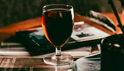 Вино в красивом бокале