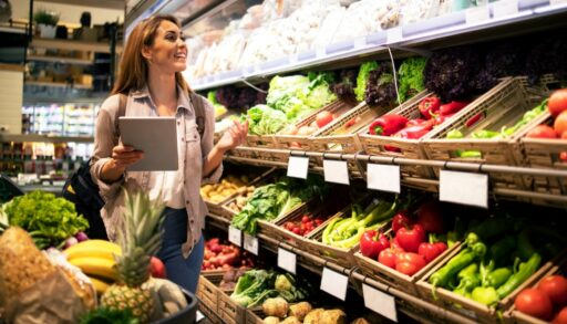 продукты овощи прилавок супермаркет магазин freepik.com