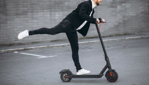 мужчина на самокате