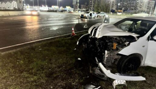 Пьяная тюменка за рулем "КИА" с годовалым малышом в салоне въехала в столб