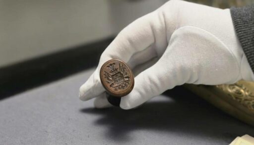 Житель Петербурга передал Ялуторовскому музею ценный экспонат