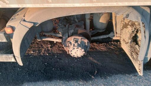 На тюменской трассе колесо от грузовика убило мужчину