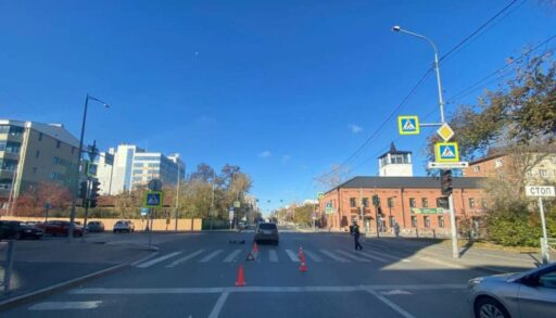 В центре Тюмени на "зебре" иномарка сбила 17-летнюю девушку на электросамокате