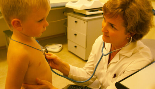 Тюменские педиатры стали получать до 100 тысяч рублей