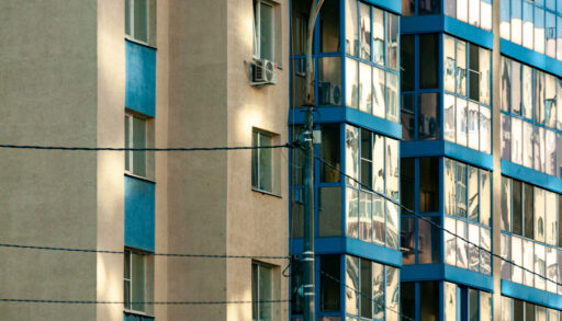 Почти две трети всех квадратных метров жилой недвижимости в России девелоперы строят вместе со Сбером