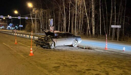 В Тюмени автомобиль «Тойота» ночью врезался в ограждение