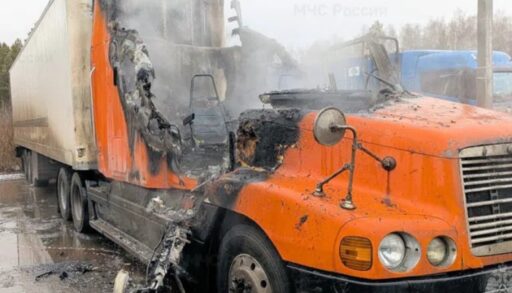 На трассе под Тюменью загорелся грузовик. Есть пострадавший