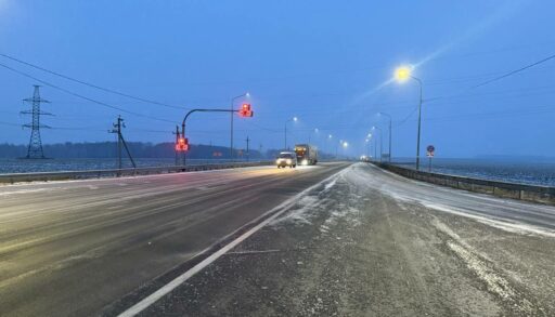 Инспекторы ГИБДД в снегопад несут службу на тюменских трассах