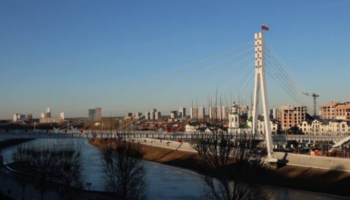 В Тюмени девушка упала с Моста влюбленных в реку