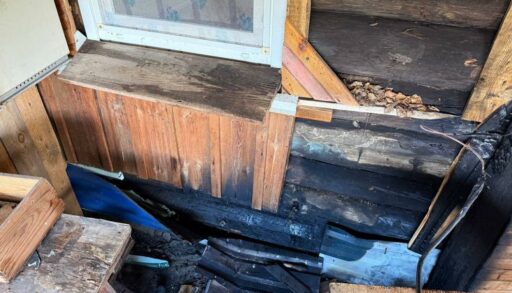 Тюменец запер в доме троих человек и поджег их