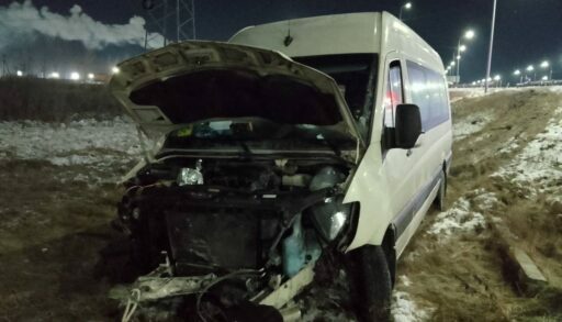 Под Тюменью автобус с детьми врезался в ограждение