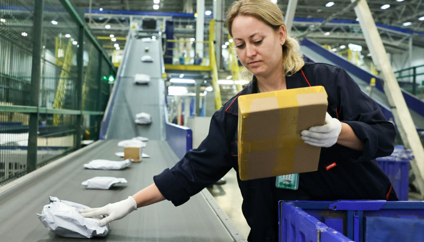 К Новому году тюменцы пытаются по почте отправить "запрещенку"