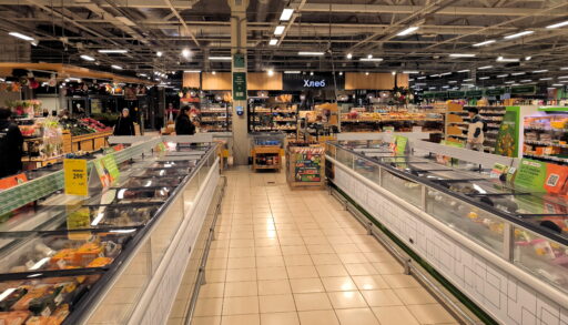 В тюменском супермаркете на девушку упала перегруженная тележка