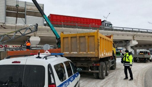 В Тюмени самосвал с открытым кузовом снес надземную конструкцию