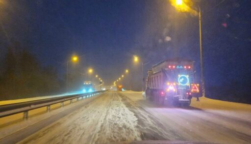 На расчистку трасс в Тюменской области вышло более 500 единиц техники