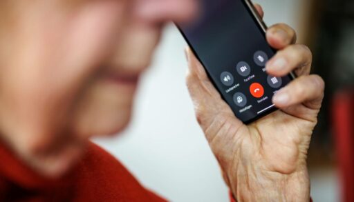 Тюменская пенсионерка добровольно отдала курьеру почти 10 млн рублей