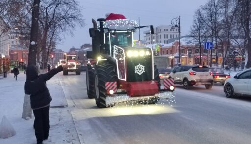 По улицам Тюмени проехал новогодний кортеж из тракторов и спецтехники